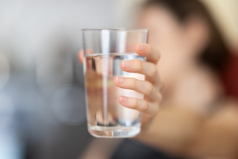 5 Alasan Kenapa Minum Air Putih Sering Terlupakan Saat Sibuk