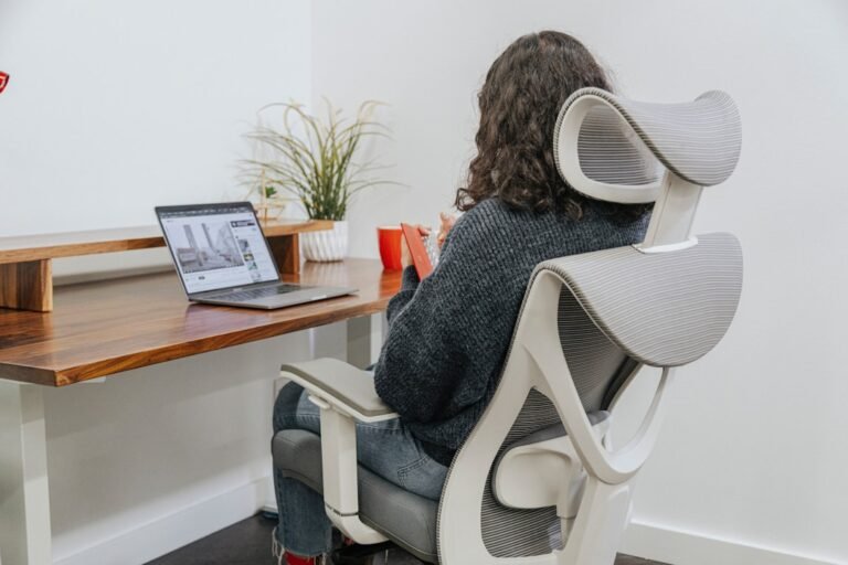 5 Gerakan Yoga Kursi untuk Mengatasi Stres di Kantor