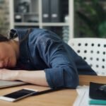 6 Cara Ampuh Mengatasi Ngantuk Setelah Makan Siang yang Wajib Dicoba!