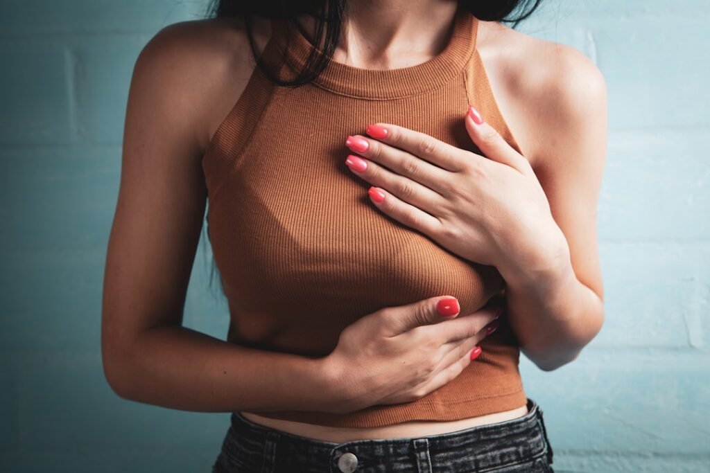 olahraga mengencangkan dada wanita